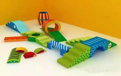 红黄蓝亲子探索课程 借助感统训练器材，科学开启宝宝“自主”成长模式